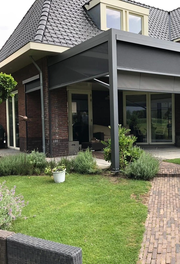 Vrijstaande terrasoverkapping in Werkhoven met zonwering