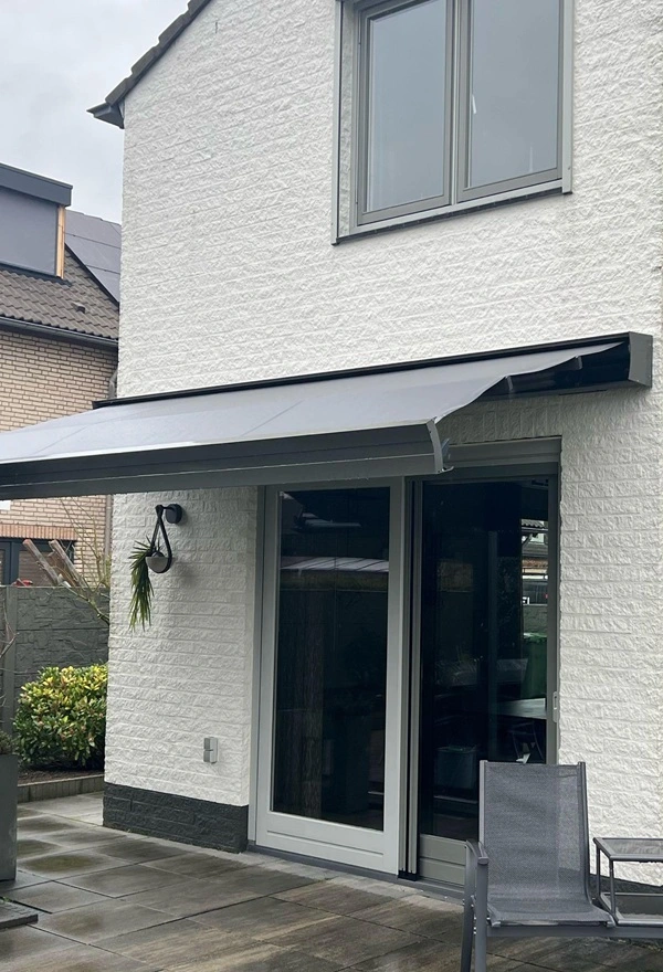 Zon- en regenscherm aan woning in Maarheeze door Veldman Zonwering biedt schaduw
