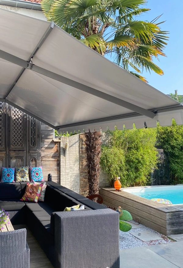 Zon en regenscherm bij een zwembad in Oisterwijk van Veldman Zonwering Zon en regenscherm bij een zwembad in Oisterwijk van Veldman Zonwering