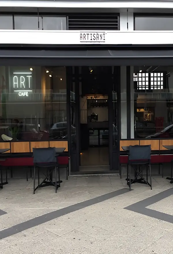 Zonnescherm bij restaurant Artisani door Veldman Zonwering