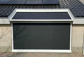 Zonweringsysteem op schuine gevel met donkergrijs doek