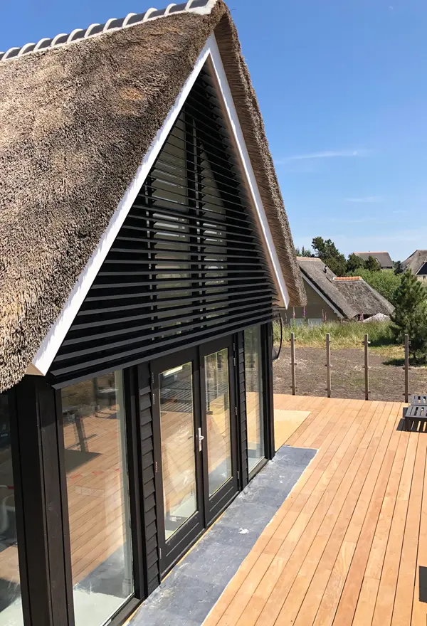 Zwarte louvre lamellen op terras Ameland, Veldman Zonwering Zwarte louvre lamellen op terras Ameland, Veldman Zonwering