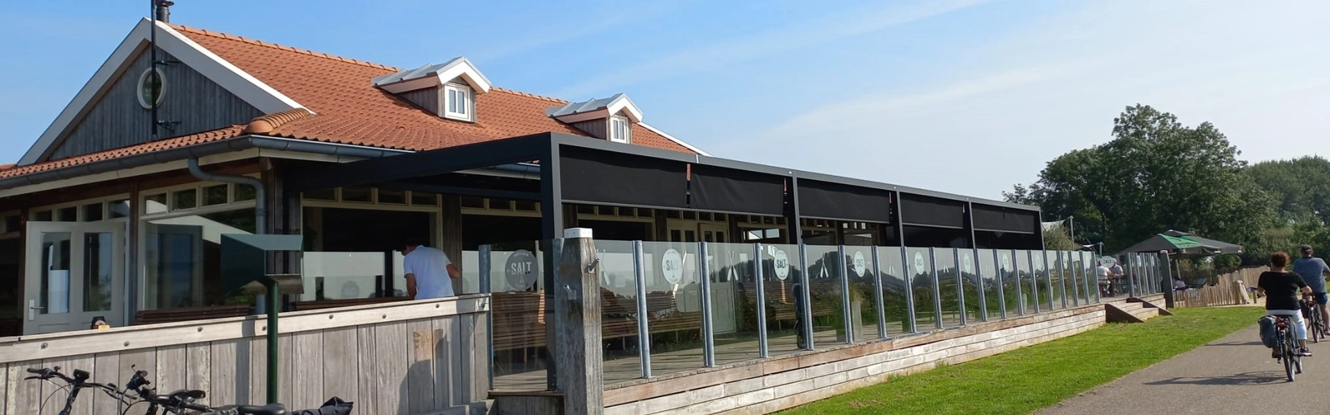 Zwarte terrasoverkapping bij Paviljoen Salt in Terherne