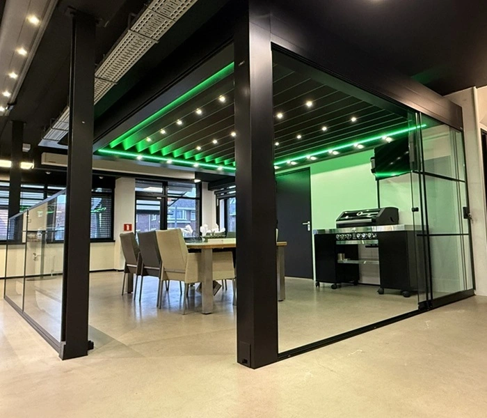 Showroom model Velvet kantelbare en schuifbare lamellen overkapping Showroom model Velvet kantelbare en schuifbare lamellen overkapping