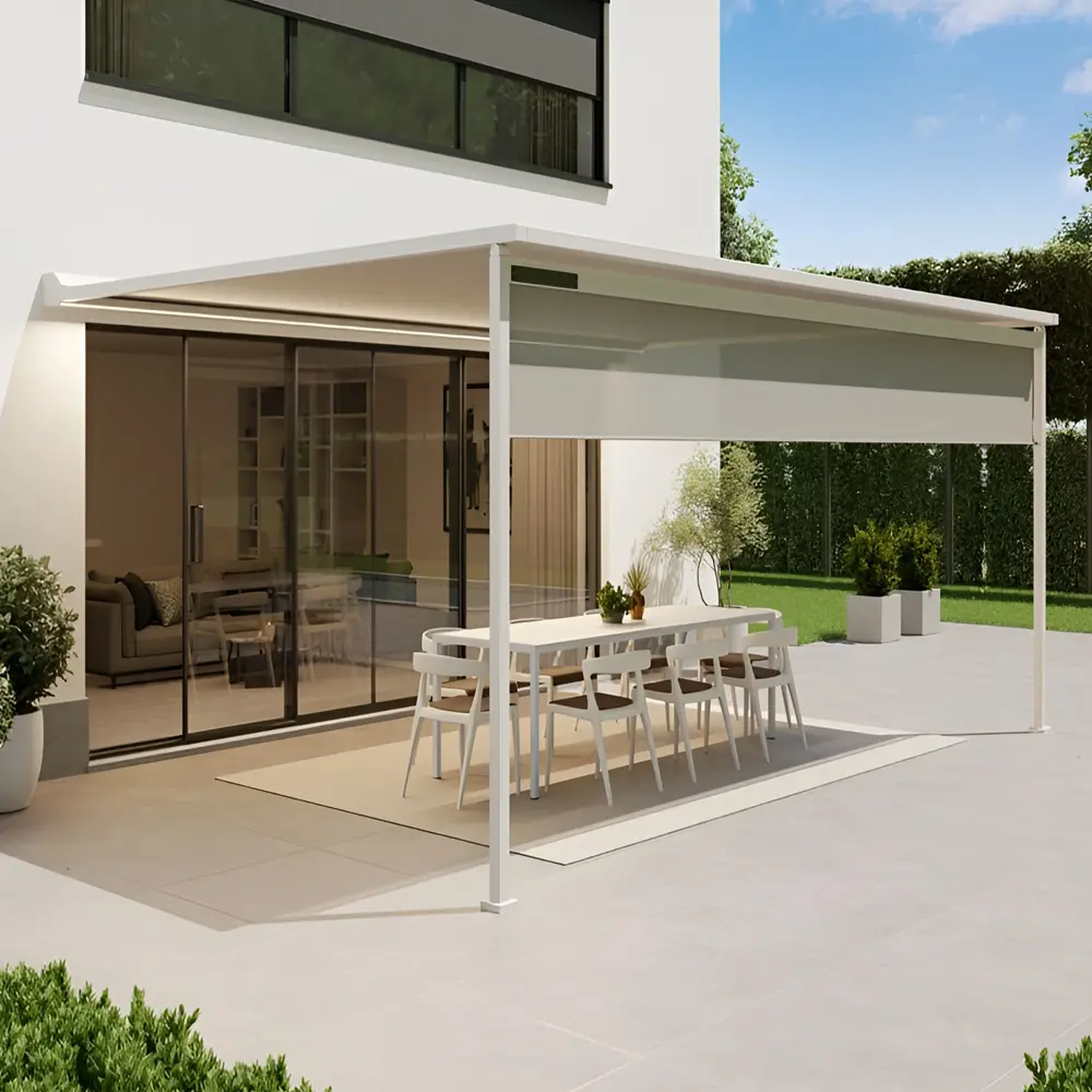 Terrasoverkapping Versuz solar met screen aan witte woning