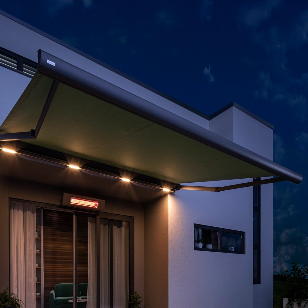 Knikarmscherm FINO met LED-verlichting en terrasheater bij avondlicht