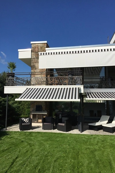 Knikarmscherm FINO met VARIO-VOLANT op modern terras Knikarmscherm FINO met VARIO-VOLANT op modern terras