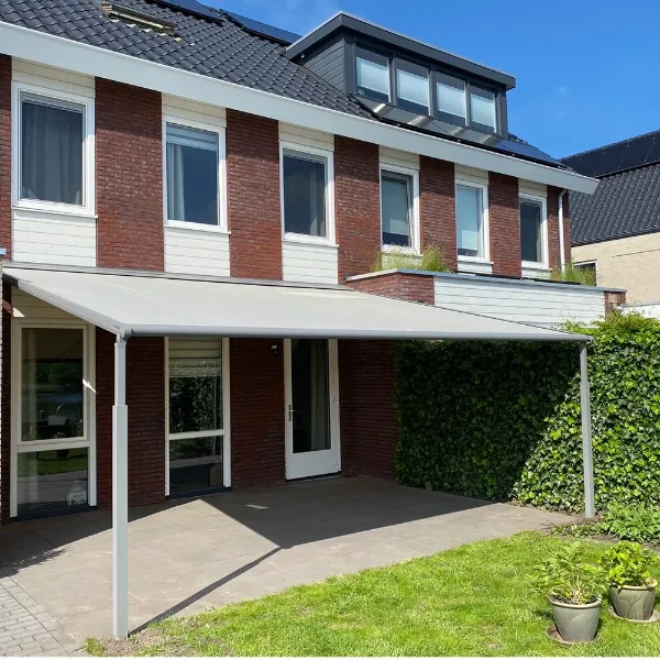 Plaza Viva terrassoverkapping met doek in een achtertuin