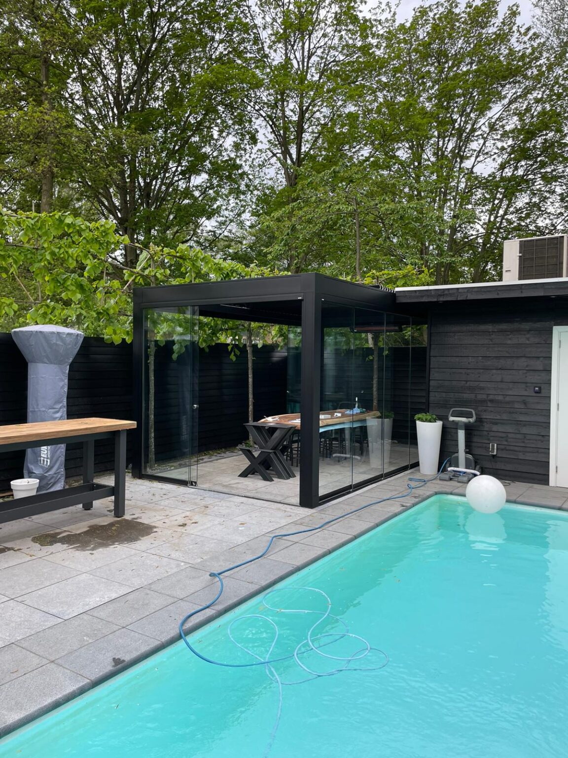 Harol terrasoverkapping met glazen schuifwanden bij zwembad in Amsterdam