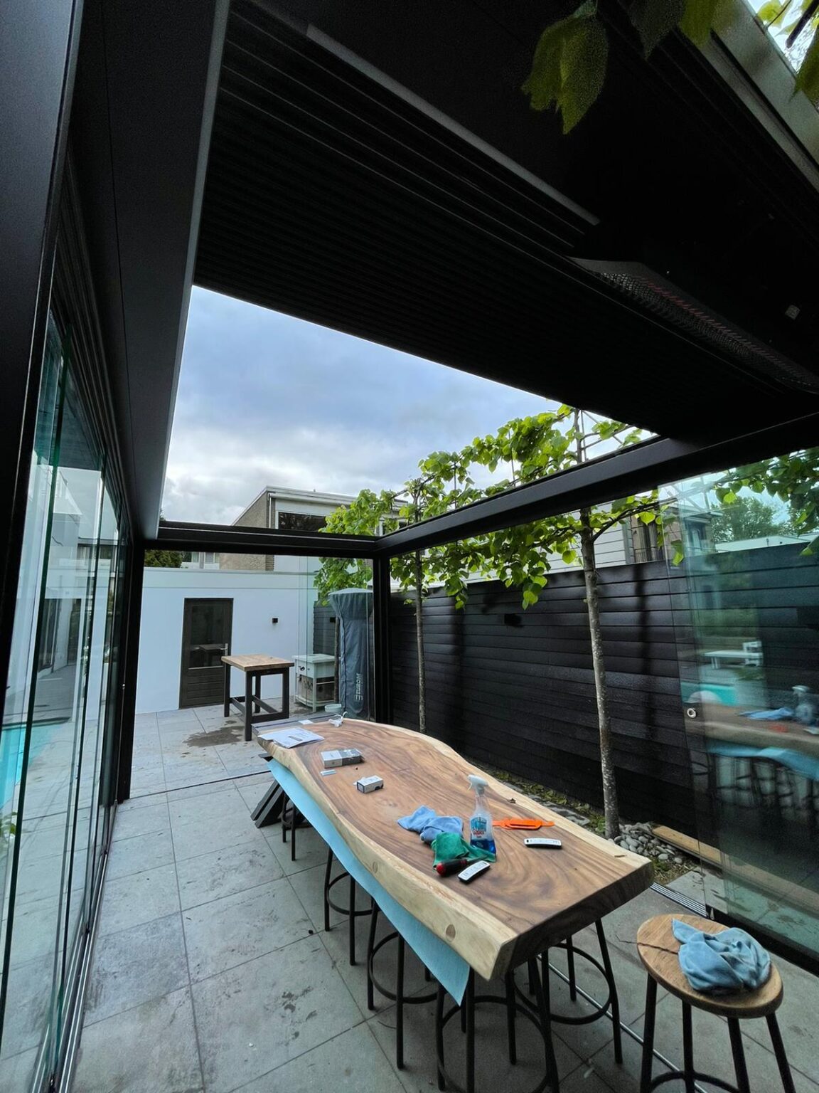 Harol terrasoverkapping met doorkijk naar eettafel en tuin in Amsterdam