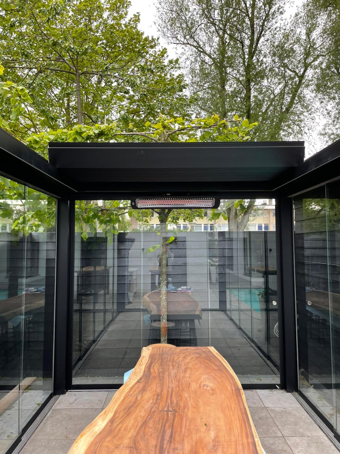 Zwarte Harol terrasoverkapping in tuin naast zwembad in Amsterdam