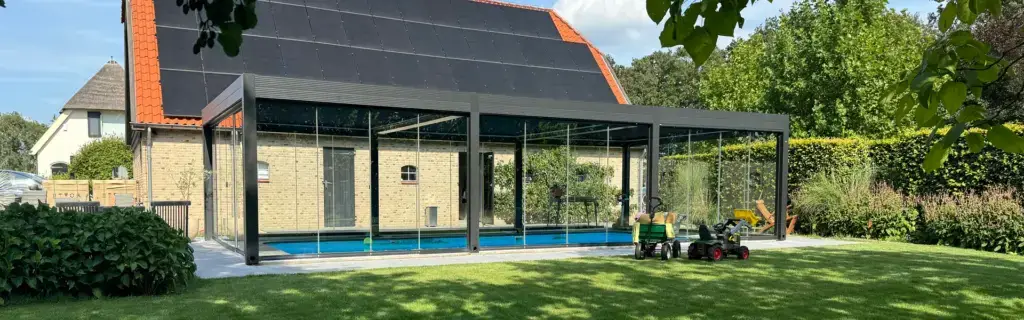 Lamellendaken – types, merken & uitvoeringen Veldman lamellendaken | Dé specialist in Friesland voor de beste zonwering 4 Als dé lamellendak-specialist van Friesland levert Veldman Zonwering & Buitenleven uitsluitend hoogwaardige lamellendaken van A-merken. Altijd maatwerk, altijd gericht op maximale zonwering, betrouwbare regenwering en jarenlang probleemloos gebruik. Merken lamellendaken Wij werken met topmerken die zich bewezen hebben in kwaliteit, techniek en levensduur: Gibus Hoogwaardig Italiaans design, zeer robuuste constructie en geavanceerde techniek. Veel gekozen voor luxe woningen, grote terrassen en horeca. Weinor Duitse degelijkheid, strak design en uitstekende afwerking. Bekend om betrouwbaarheid en lange levensduur. Uitvoeringen lamellendaken Kantelbaar lamellendak Lamellen kantelen elektrisch open en dicht Optimale zonwering en ventilatie Volledig waterdicht bij gesloten stand Meest gekozen uitvoering in Friesland 👉 Ideaal voor dagelijks gebruik in het Nederlandse klimaat. Inschuifbaar lamellendak Lamellen kantelen én schuiven volledig open Maximale openluchtbeleving wanneer je dat wilt Zonwering, ventilatie én open dak in één systeem 👉 Perfect voor wie flexibiliteit en vrijheid wil. Types lamellendaken Vrijstaand lamellendak Voor tuin of terras, los van de woning geplaatst. Lamellendak aan de woning Strakke aansluiting op de gevel, als verlengstuk van het huis. Lamellendak met screens Extra zonwering, windbescherming en privacy. Lamellendak met LED-verlichting Functioneel en sfeervol, ook ’s avonds comfortabel buiten. Lamellendak met heaters Langer buiten zitten in voorjaar, herfst en koele zomeravonden. Volledig maatwerk lamellendak Afmetingen, kleuren, opties en bediening afgestemd op jouw situatie. De beste zonwering in Friesland Onze lamellendaken zijn gebouwd voor zon, regen en wind. Geen concessies, geen halve oplossingen. Met 126 jaar ervaring in zon- en regenwering, eigen montage­specialisten, sterke garantie en snelle service is Veldman de veilige keuze. Actief in heel Friesland, o.a. Heerenveen, Leeuwarden, Sneek, Drachten, Joure en Lemmer, en ook in Groningen, Drenthe en Flevoland. Veldman lamellendaken Kantelbaar • Inschuifbaar • A-merken • Beste zonwering van Friesland Wil je weten welk type lamellendak het beste past bij jouw woning of terras? Bezoek onze showroom of vraag advies op maat aan bij dé lamellendak-specialist van Friesland.