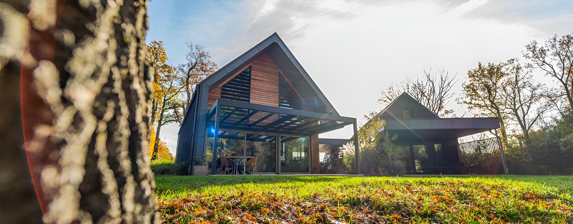 Aluxe Skyline overkapping RAL 7016 antraciet vrijstaand geplaatst bij woning