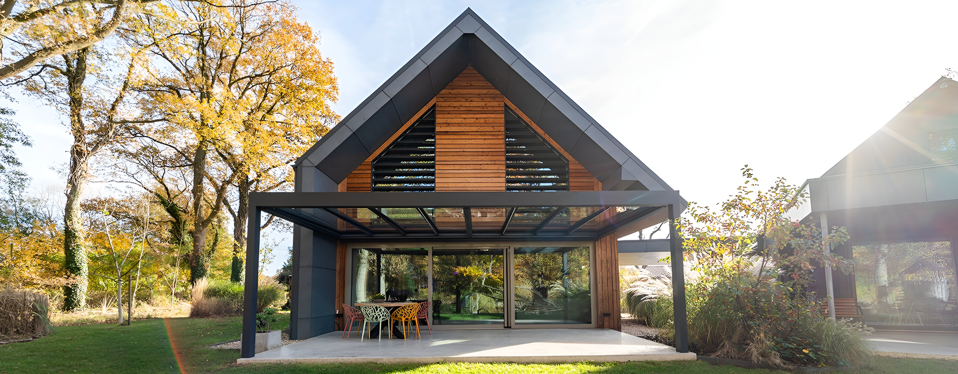 Aluxe Skyline terrasoverkapping RAL 7016 antraciet met glazen dak en schuifwanden