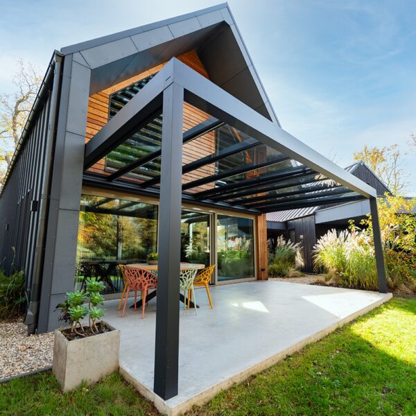 luxe Skyline terrasoverkapping antraciet met dakzonwering aan moderne woning