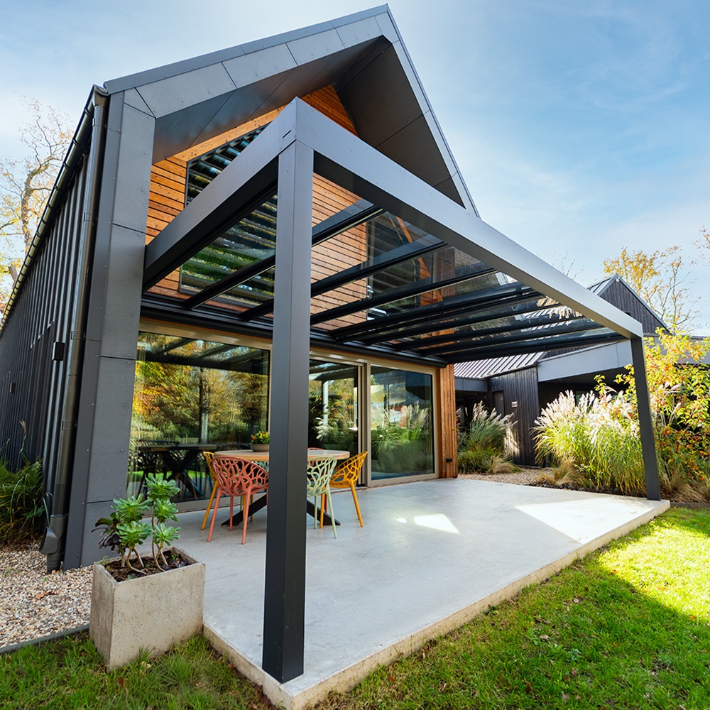 luxe Skyline terrasoverkapping antraciet met dakzonwering aan moderne woning
