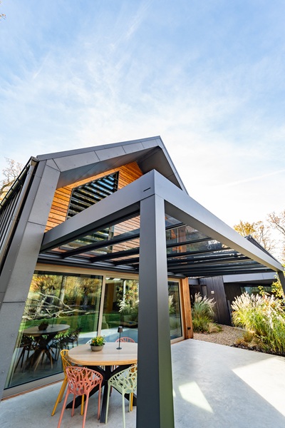 Overkappig aan woning Overkappig aan woning