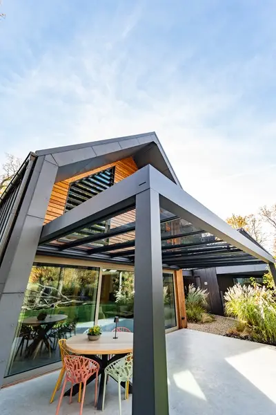 Overkappig aan woning Overkappig aan woning