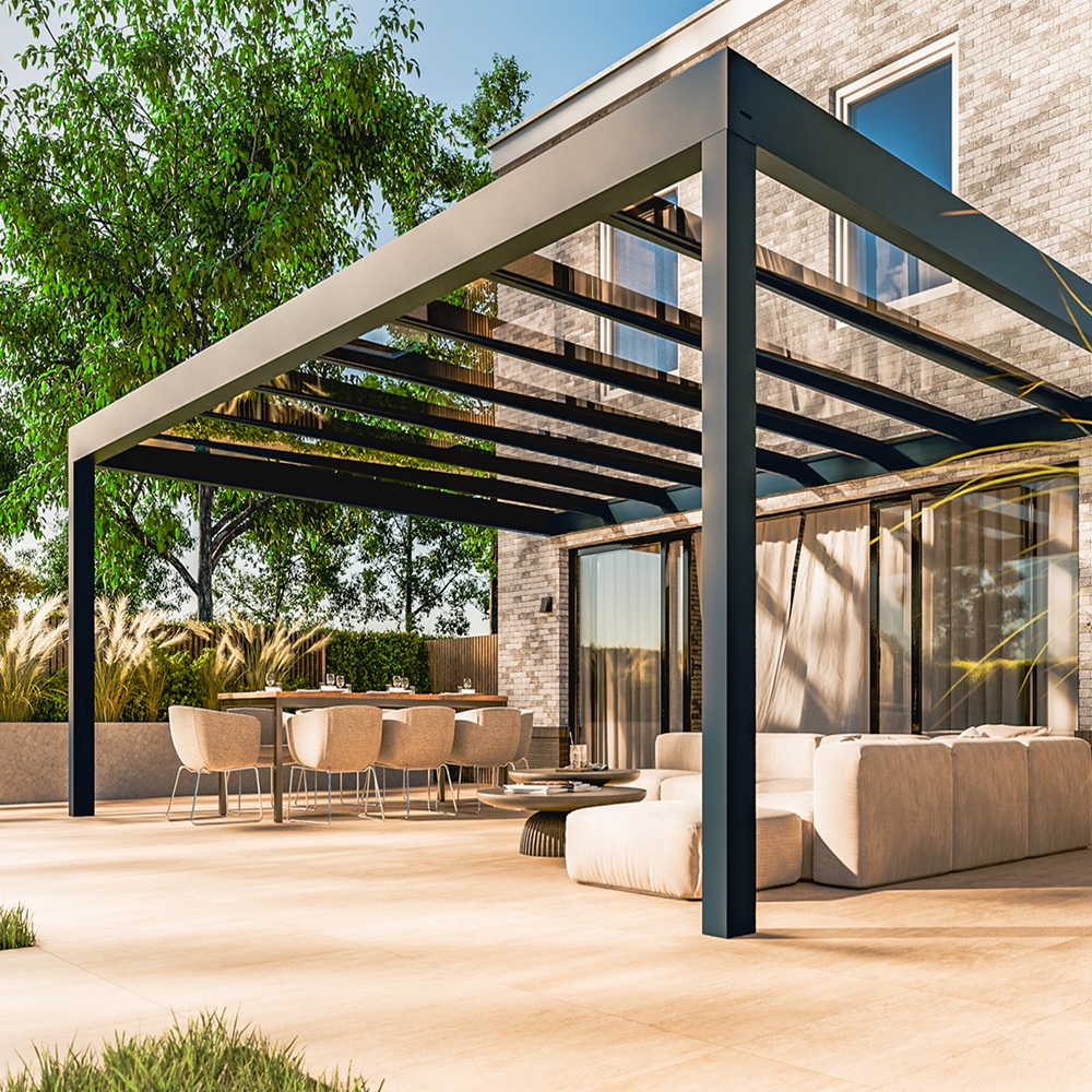 terrasoverkapping antraciet met lounge en eethoek aan moderne stenen villa