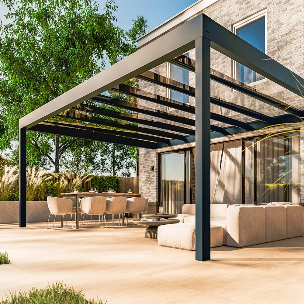 terrasoverkapping antraciet met lounge en eethoek aan moderne stenen villa