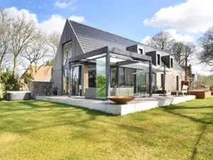 Glazen aanbouw