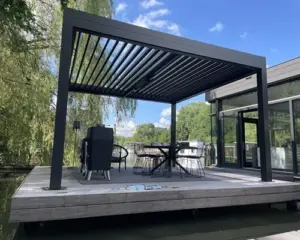 Overkapping met zwarte lamellen