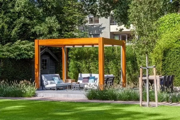 Houten overkapping in groene tuin