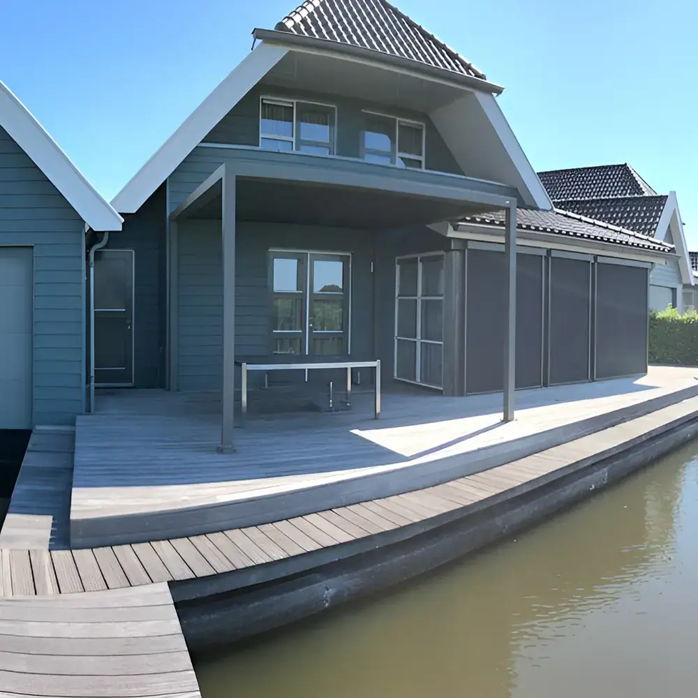 Vrijstaande zon en regenwering aan het water vakantiepark De Potten