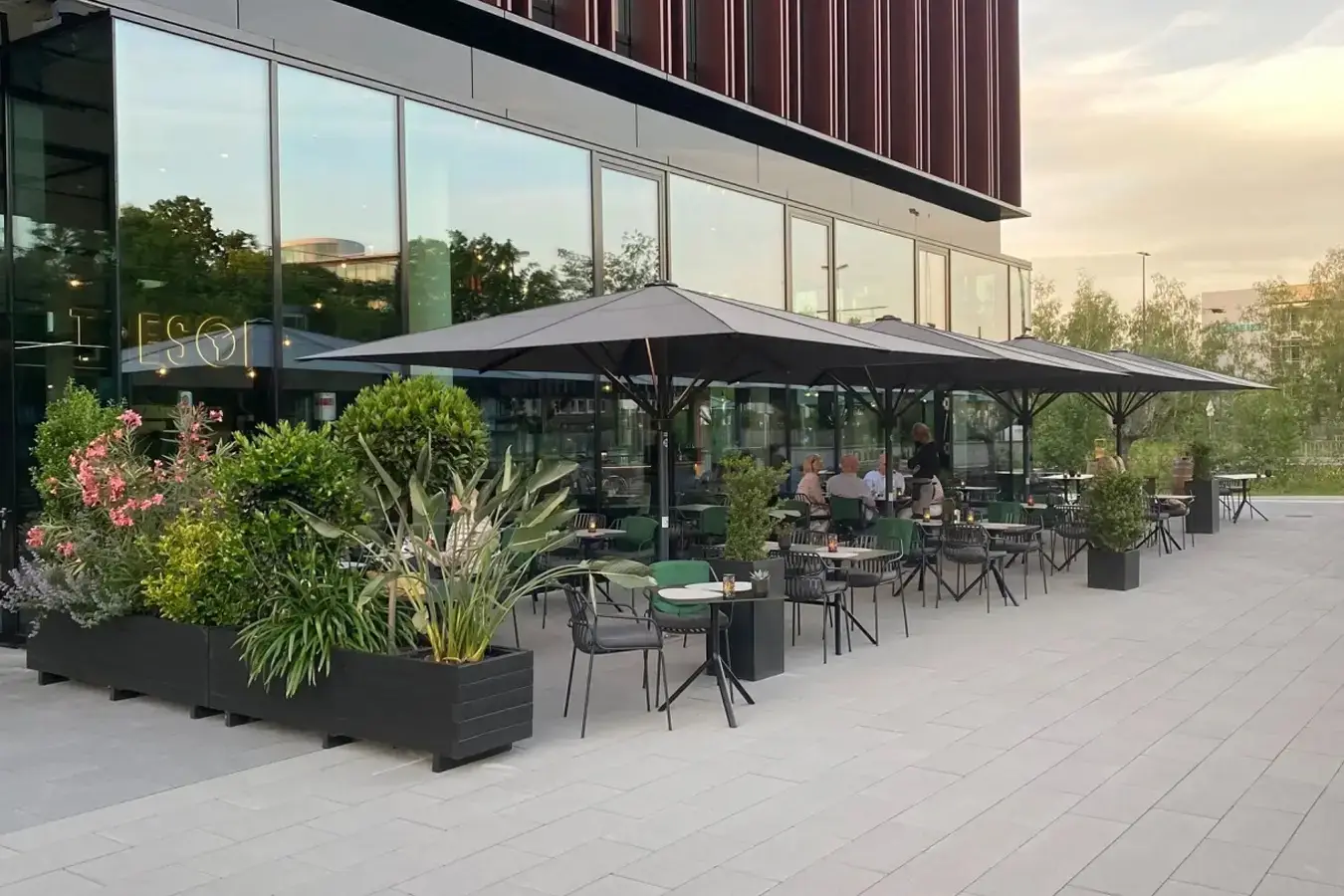 Terrasoverkapping met lamellendak bevestigd aan huis