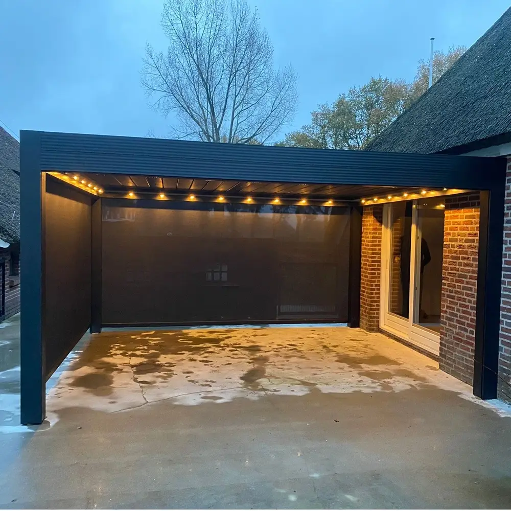 Verlichte terrasoverkapping met zijscherm in Lieveren door Veldman Zonwering