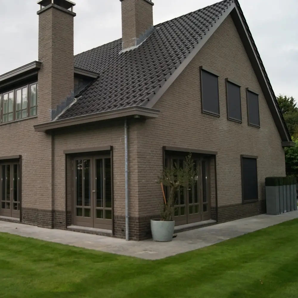 Vooraanzicht van woning met antraciete screens voor zonwering