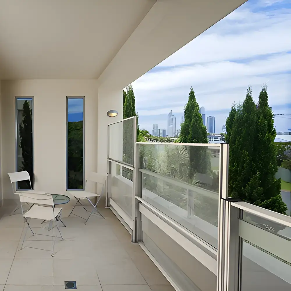 Glazen windschermen op balkon met uitzicht op stad en bescherming tegen wind