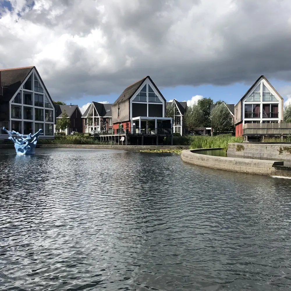 Veldman Zonwering overkapping met schuifdak aan het water in moderne wijk in Nunspeet