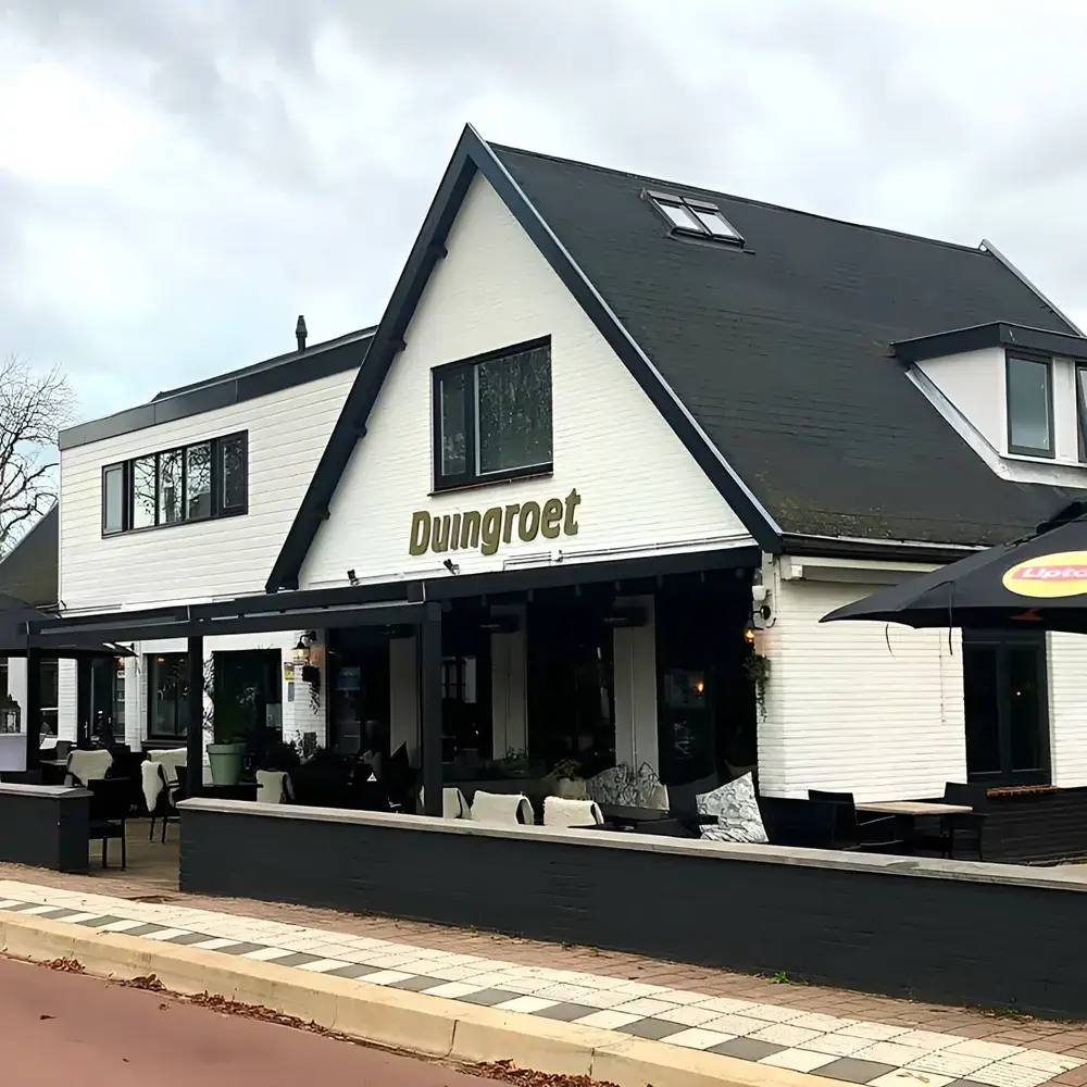 Restaurant Duingroet met terras en textiel overkapping door Veldman Zonwering in Groet