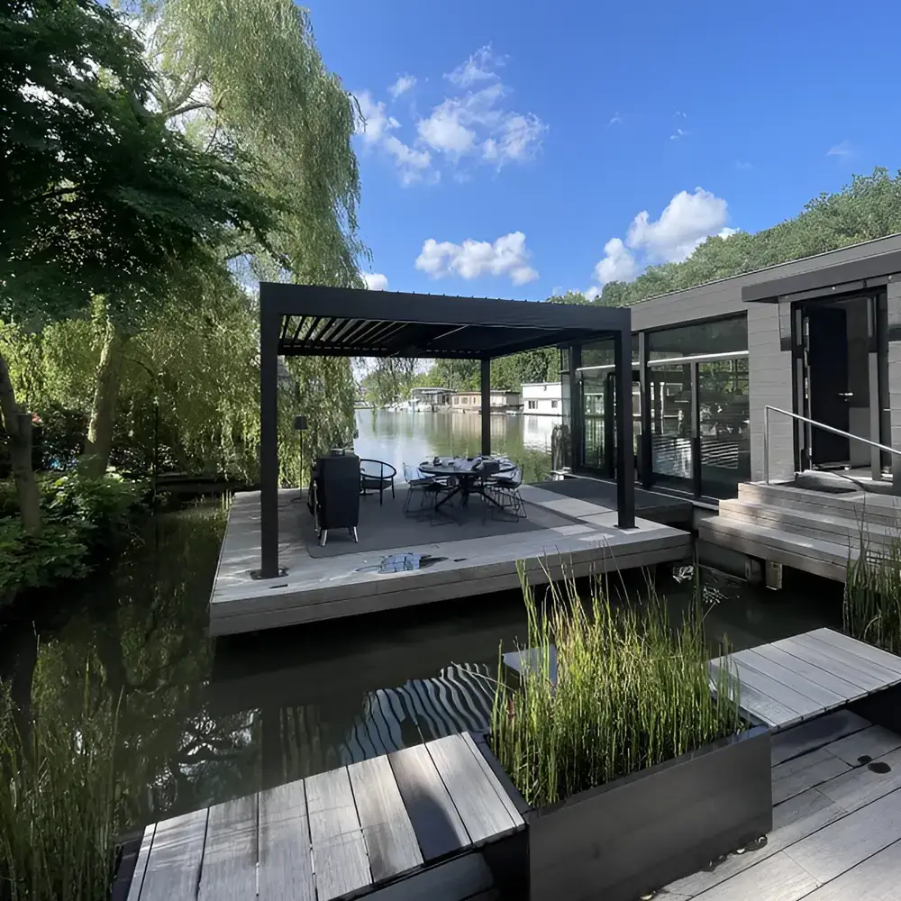 Lamellen overkapping bij watervilla in Amsterdam door Veldman Zonwering