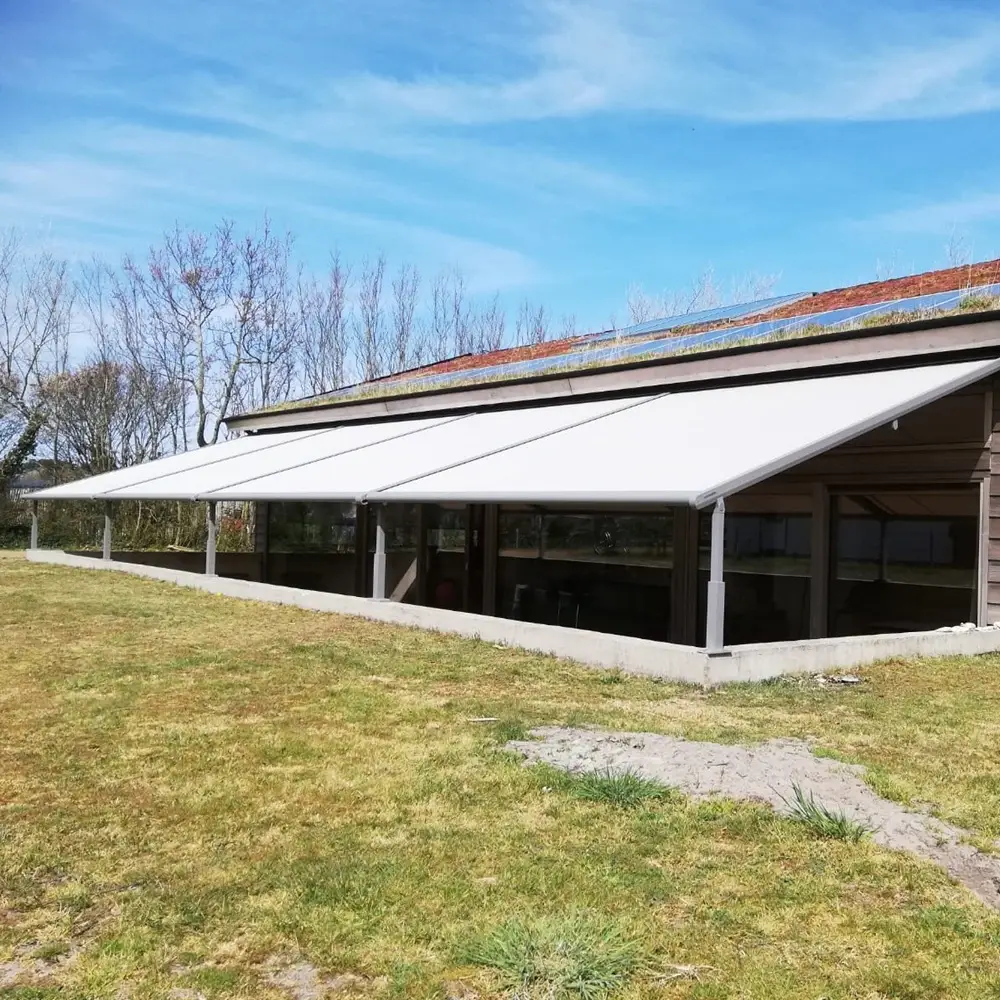 Textiel overkapping met schuifdak door Veldman Zonwering bij BB op Ameland