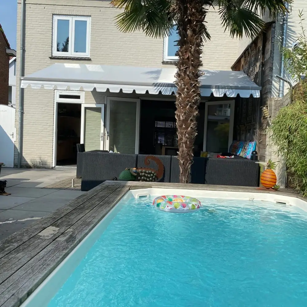 Zon en regenscherm in Oisterwijk bij een zwembad van Veldman Zonwering