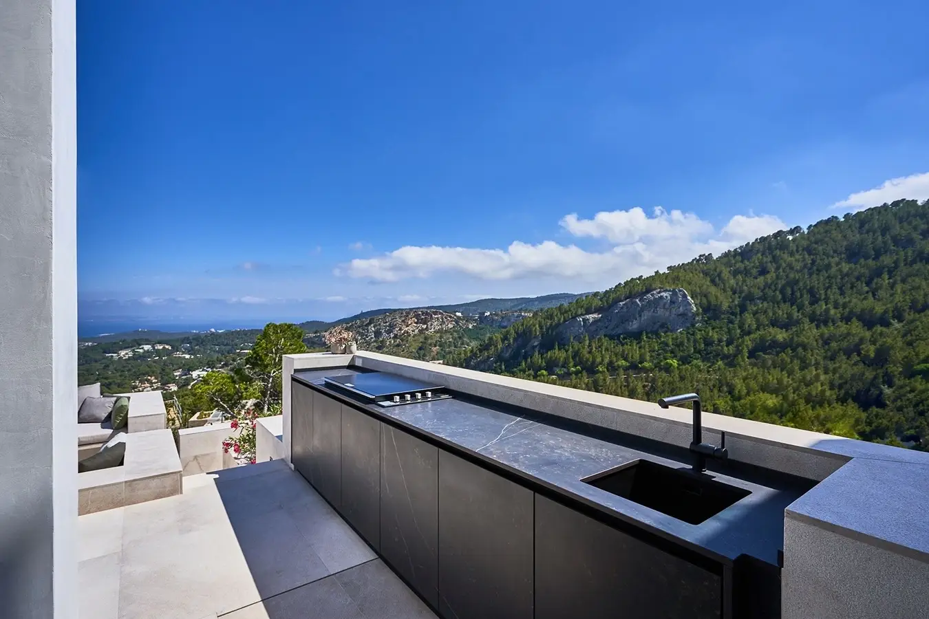 Terrasoverkapping met lamellendak bevestigd aan huis