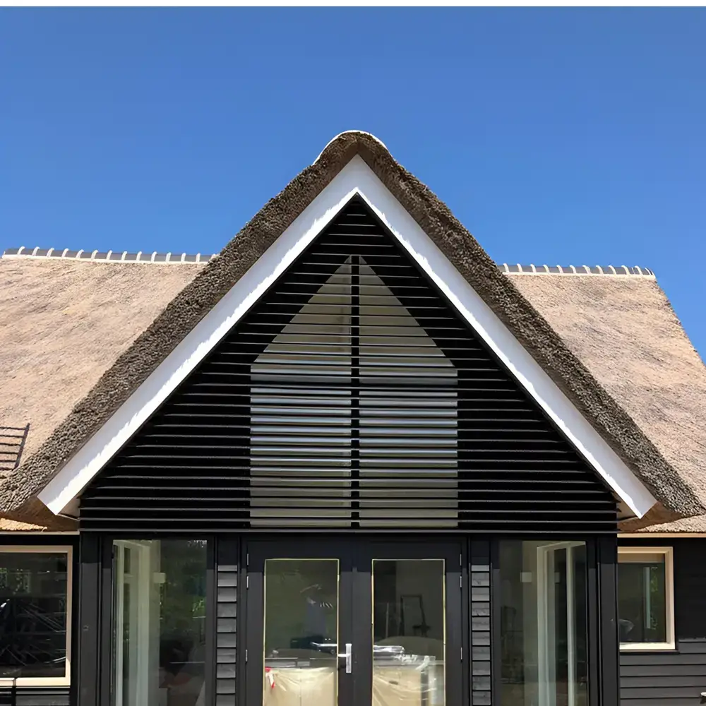 Aluminium louvre lamellen op Ameland geplaatst door Veldman Zonwering