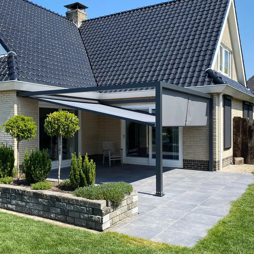 Veldman Zonwering vrijstaande textieloverkapping bij moderne tuin in Lemmer