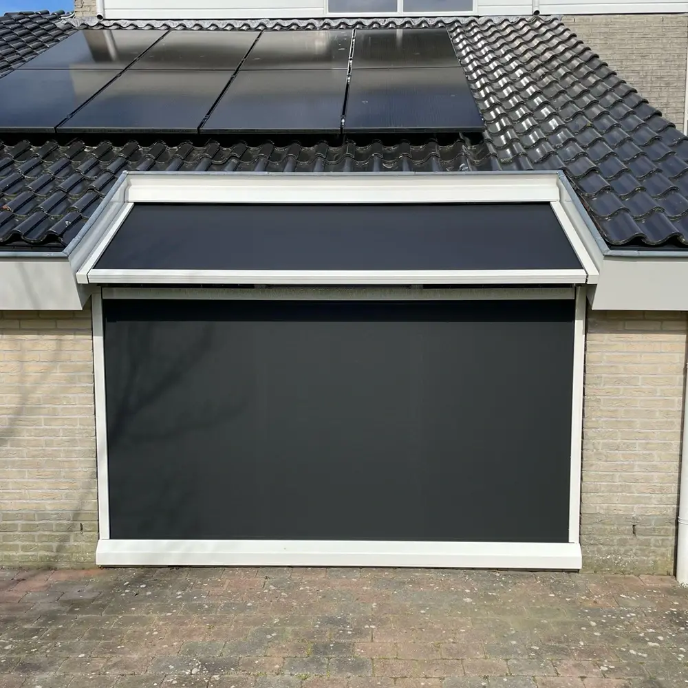Veldman Zonwering serrezonwering met zonnepanelen op dak in Joure