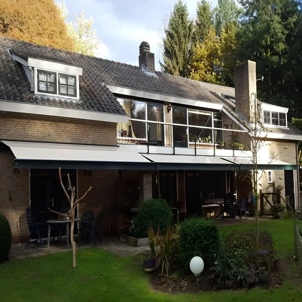 Elektrisch zon en regenscherm van Veldman Zonwering geplaatst in Berkel en Rodenrijs