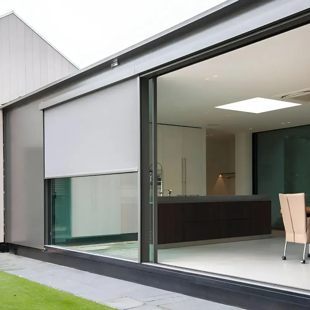 Buitenzijde van een boerderij met Zip screen voor zonwering en privacy