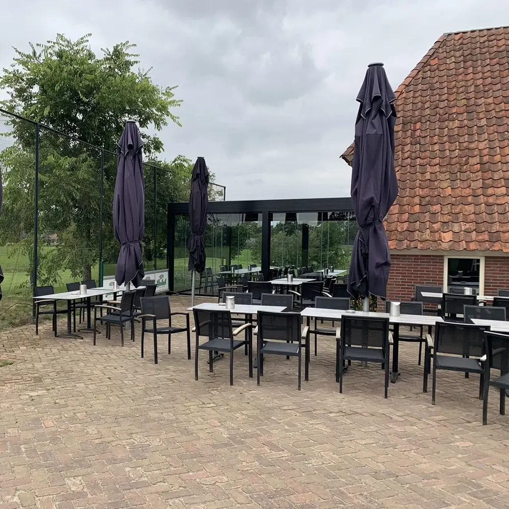 Terras met overkapping bij Pitch Putt Golf Koudum