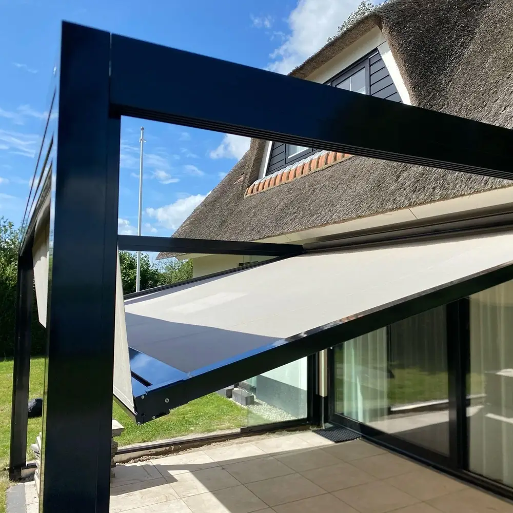 Veldman Zonwering textieloverkapping met zonwerend doek in Stavoren
