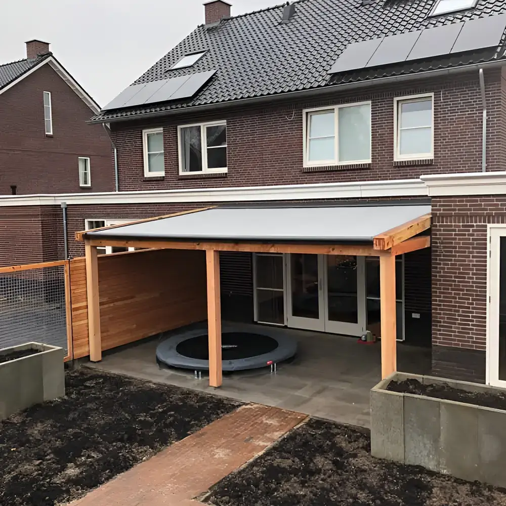 Veldman Zonwering serrezonwering met houten constructie en trampoline in Harlingen