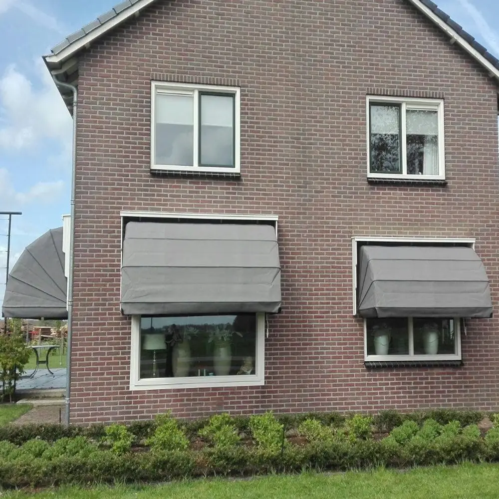 Grijze markiezen aan zijgevel van woning in Donkerbroek