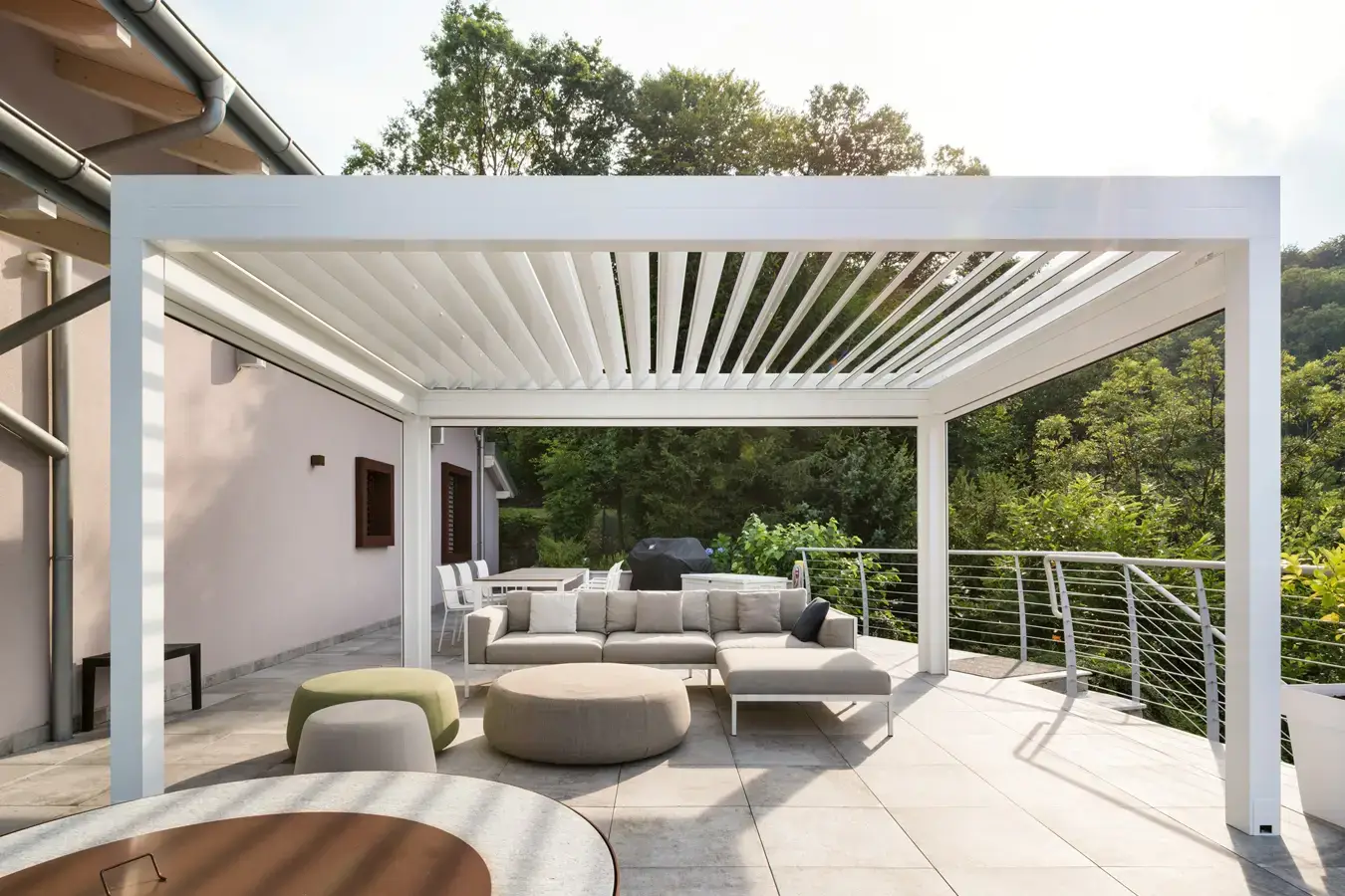 Terrasoverkapping met lamellendak bevestigd aan huis