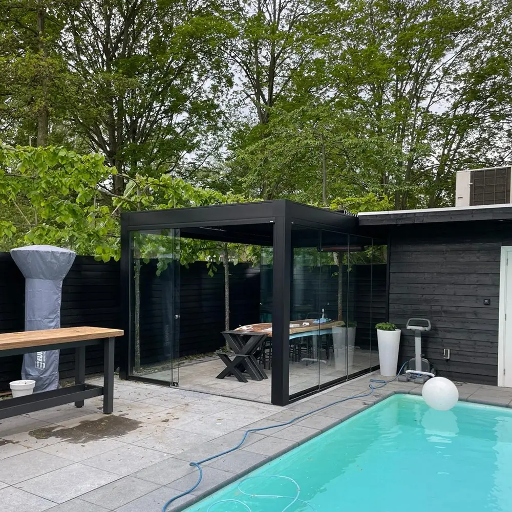 Lamellen tuinkamer met glazen wanden