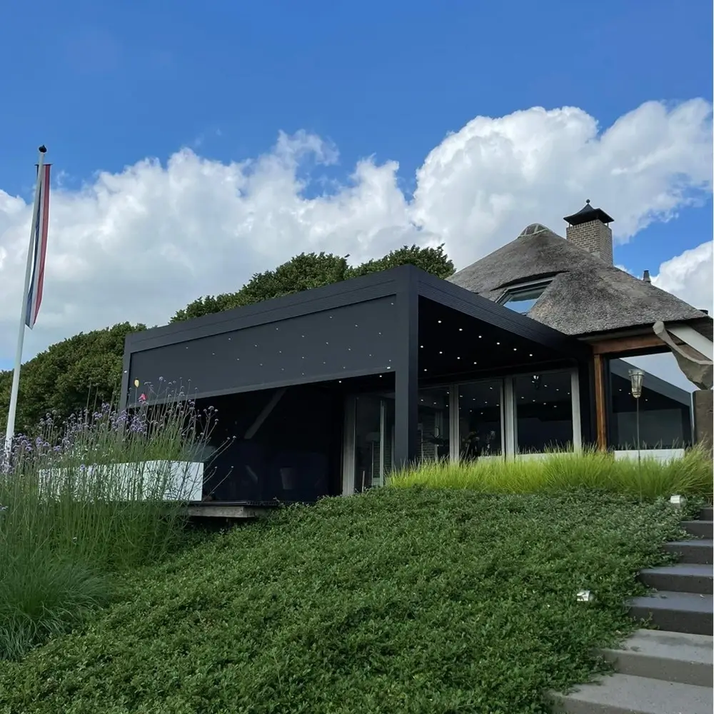 Lamellen overkapping bij rietgedekte woning in Wilsum door Veldman Zonwering